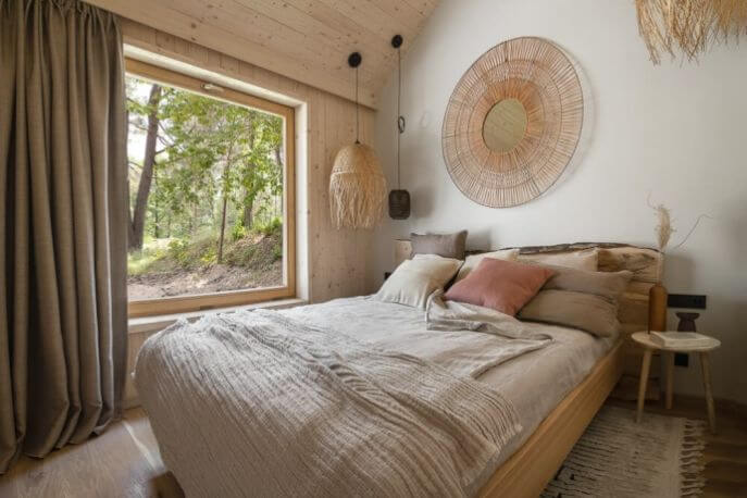 aranżacja dużego okna w sypialni styl boho