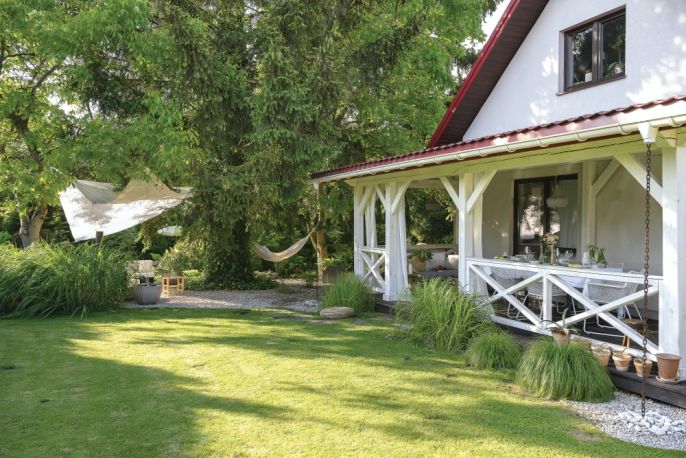 ogród ze starymi drzewami i zakątkami do odpoczywania