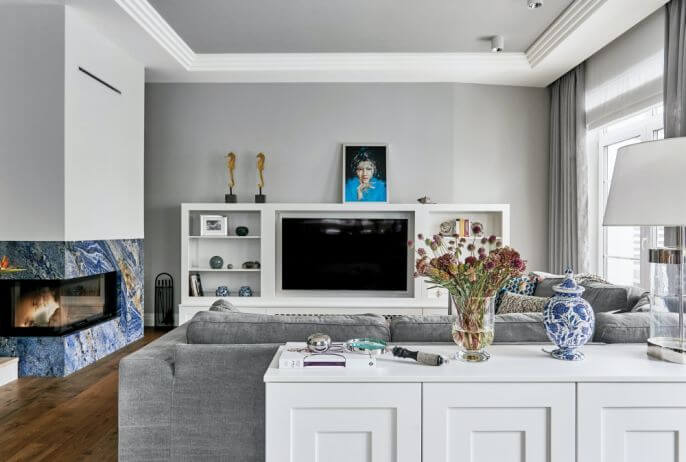 salon z kominkiem i telewizorem