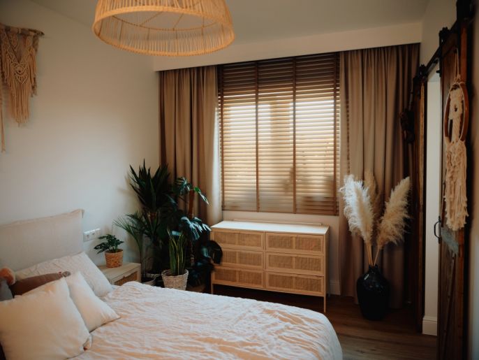 sypialnia w stylu boho żaluzje bambusowe