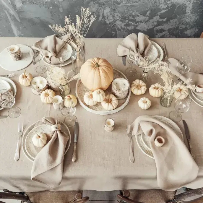 jesienna dekoracja stołu z białą dynia