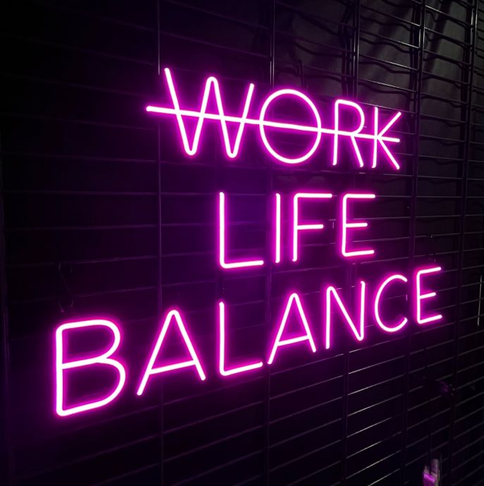 neon napis na ścianę