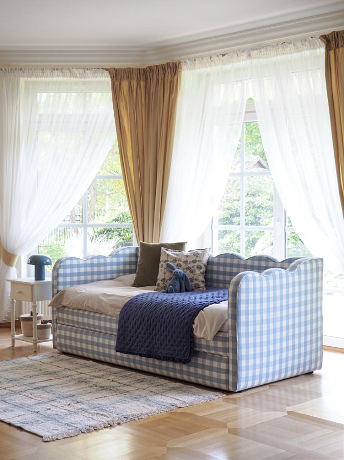 Łóżko-sofa Rosalie w kratkę z wysuwaną szufladą na dodatkowy materac