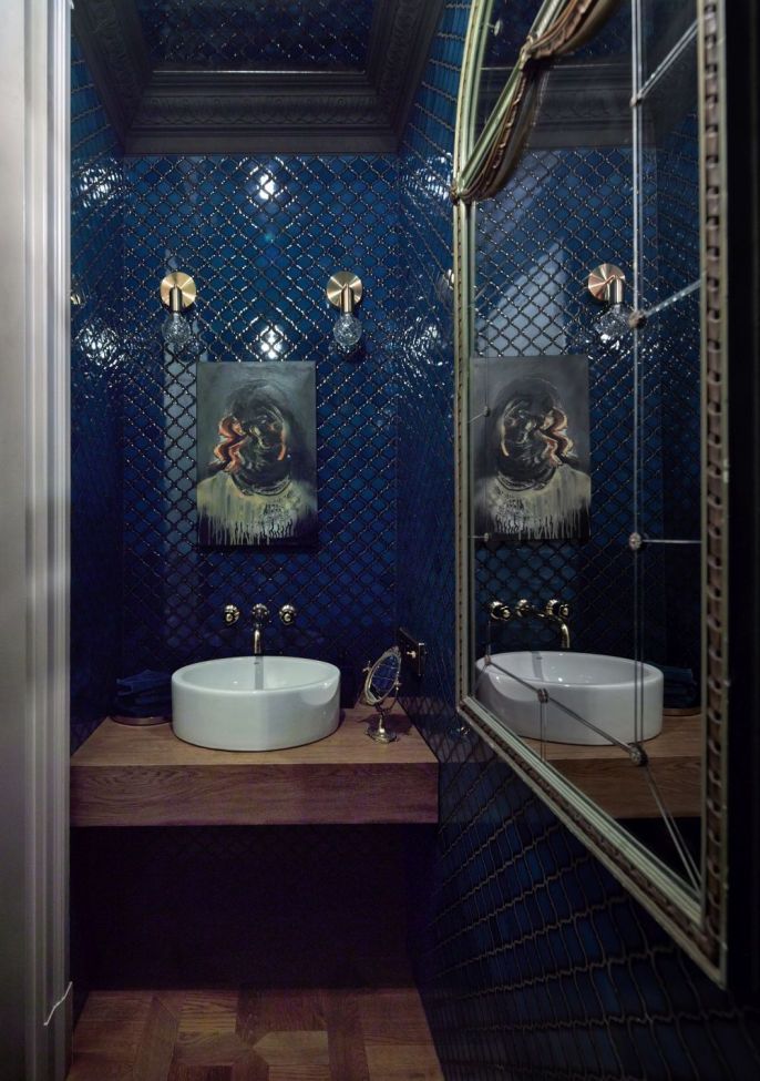 granatowa łazienka w eklektycznym mieszkaniu