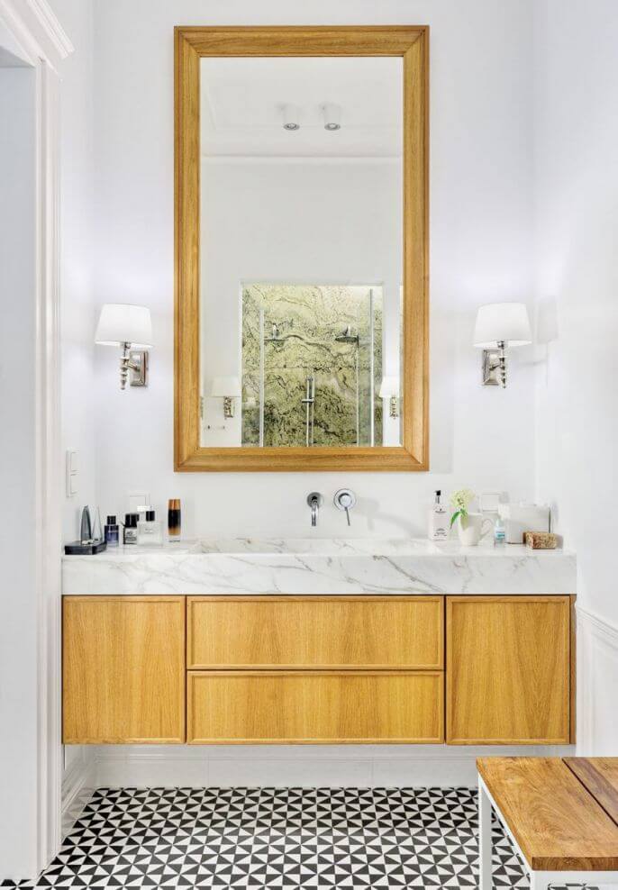 biała łazienka z drewnem