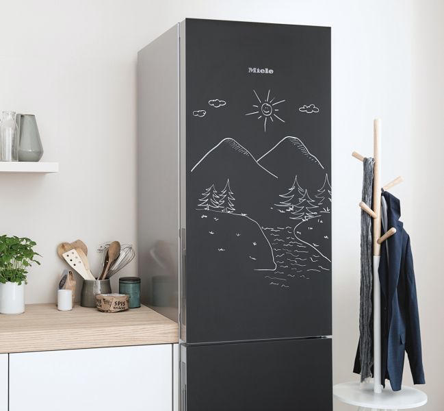 Nowoczesna lodówko-zamrażarka z frontem tablicowym ze szkła