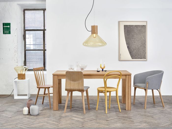 Thonet 14 w wersji malowanej na żółto, z czeskiej fabryki Ton.