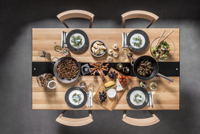 Stół z kolekcji Nature, wykonany w 100% z drewna oraz metalowych wstawek.