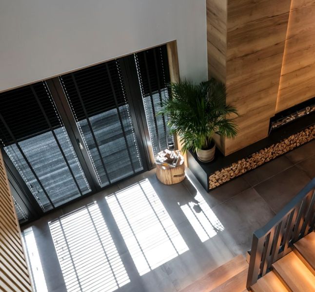 żaluzje drewniane w salonie