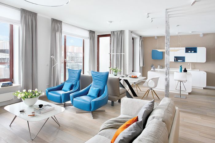 Błekit w obiciach foteli nawiązuje do rzeki, która widać za oknem.