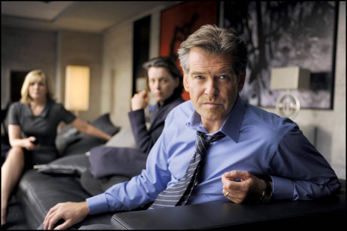 Bohater filmu Adam Lang (grany przez Pierce a Brosnana) wciąż przesiaduje na przepastnej kanapie pośrodku salonu.