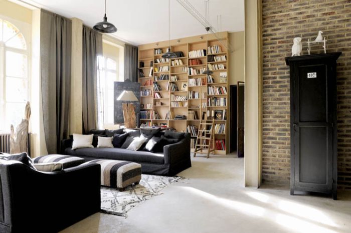 Ciepłe beże równoważą chłodne szarości.