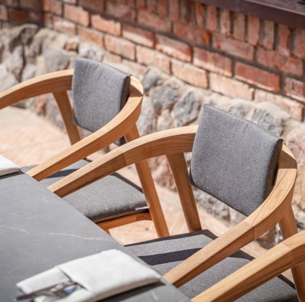 czy warto inwestować w droższe meble ogrodowe