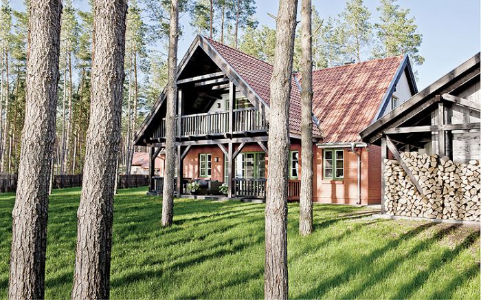 Drewniany dom nad jeziorem. Dwieście kilometrów od krzykliwego miasta, kilka kroków od plaży.