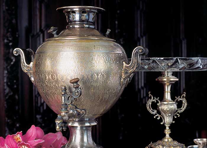 Herbata po rosyjsku - jeśli czaj, to koniecznie z samowaru, podany w szklance z koszyczkiem.