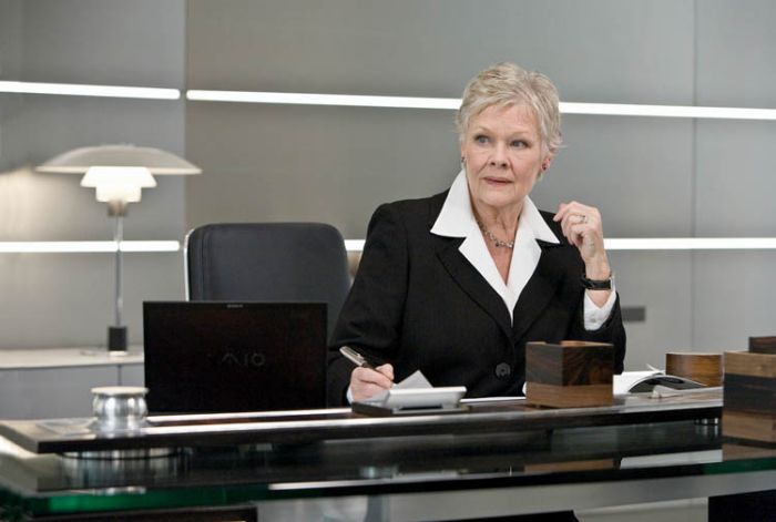 Lampa PH na biurku M - szefowej Bonda - w Quantum of Solace .