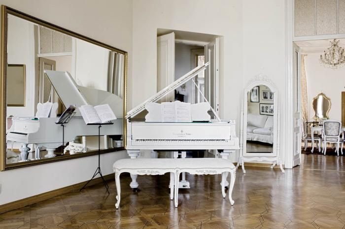 Lustro jak z sali baletowej to ukłon w stronę matki Ewy, która jest tancerką.