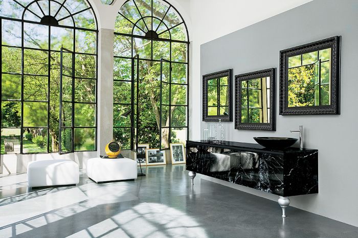 Meble 360 Gradi to eksperyment z naturalnym marmurem i pałacowymi nóżkami. Z kolei w Must zobaczymy brązowy Onyx, oksydowany