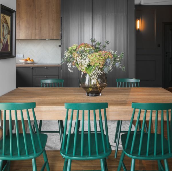 mieszkanie urządzone w ciemnych kolorach