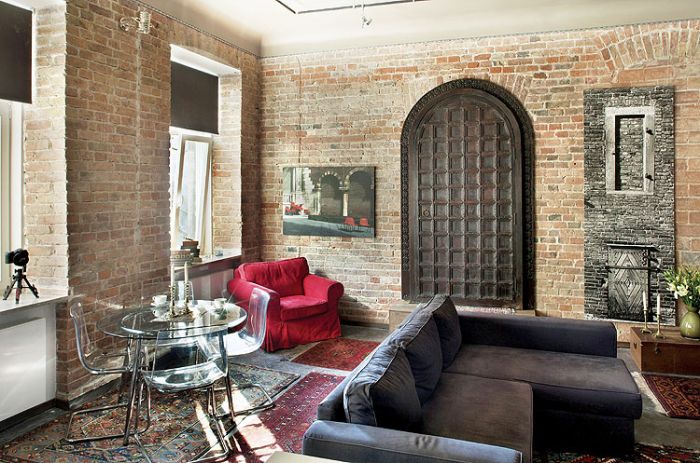 Na ścianie wiszą fotografie gospodarza. Te nad czerwonym fotelem, zostały zrobione w Weronie.