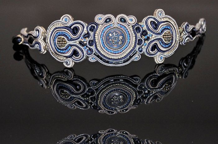 Naszyjnik wykonany techniką soutache.