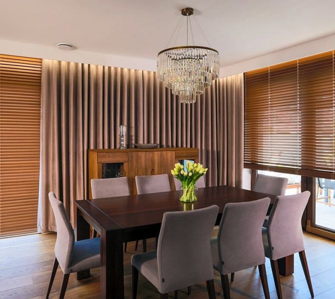 nowoczesne żaluzje drewniane i zasłony