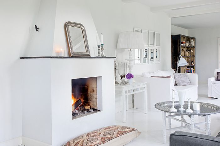 Prosty kominek i marakański stolik - taca.