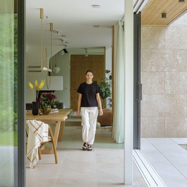 przytulny minimalizm w domu pod warszawą