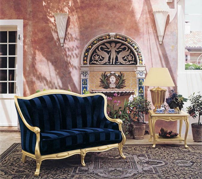 Rama dwuosobowej sofy Glamour (11 900 zł) jest pokryta złotą folią. TONIN CASA