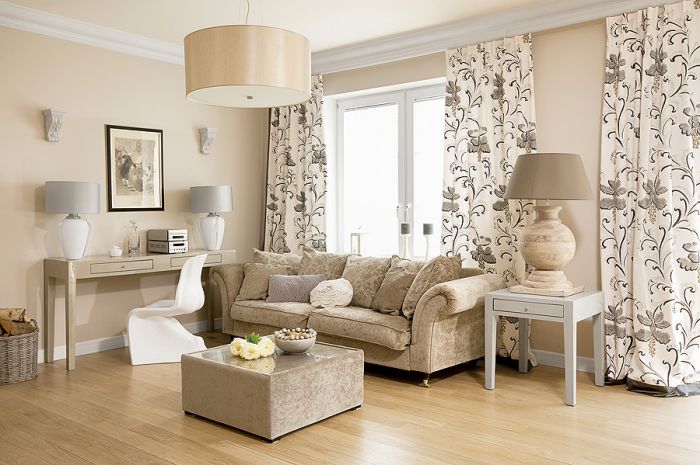 Renata urządziła salon polując na okazje: kanapa z wyprzedaży, konsole, stolik i lustro Decolor. Podobnie