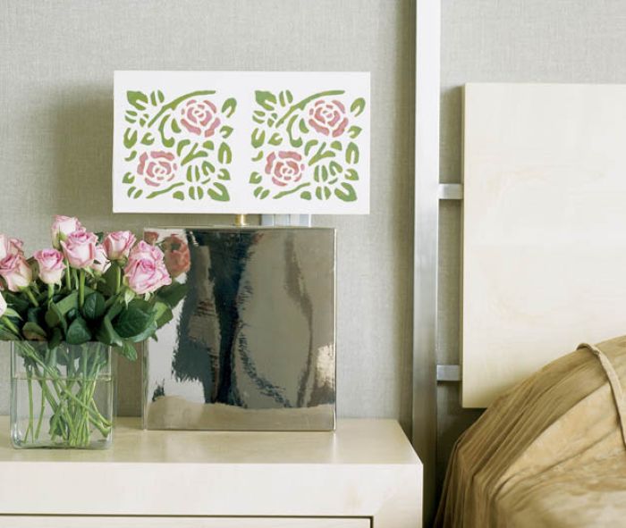 Różanym wzorem można ozdobić abażur lampy.