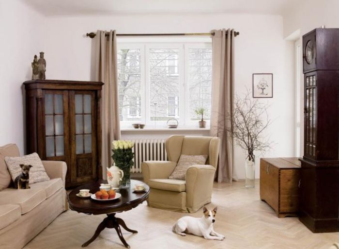 Salon w beżach i brązach,. Przedwojenna willa z pamiątkami