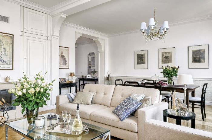 Salon w stylu Hampton. Nadmorski luksus w stylu Hampton