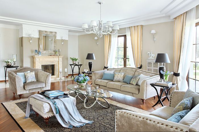 Ściany pomalowane farbą ceramiczną, odbijają światło, błyszczą też welurowe obicia mebli i jedwabny dywan. Stoliki