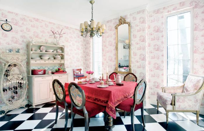 Tapety ze scenkami rodzajowymi w ulubionym przez właścicieli różowym kolorze.