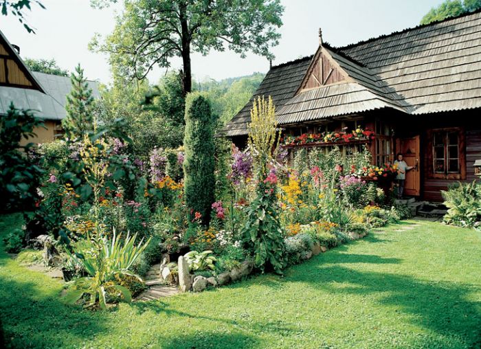 To jeden ze starszych domów w Zakopanem. Otacza go gąszcz bujnej zieleni, a właściwie kwiatów we szystkich barwach tęczy.