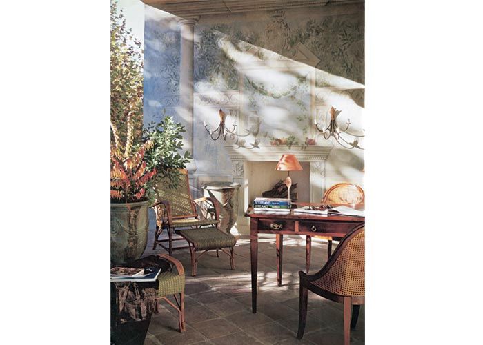 Tworzy go biurko z kolekcji Ateliers (12 500 zł) oraz fotele z oparciami z rafii (3000 zł). Obok biurka