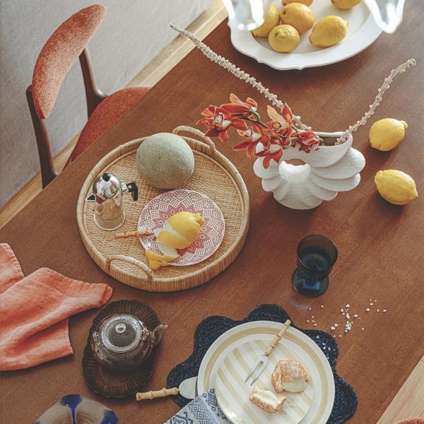 żółte i pomarańczowe akcenty w małym mieszkaniu