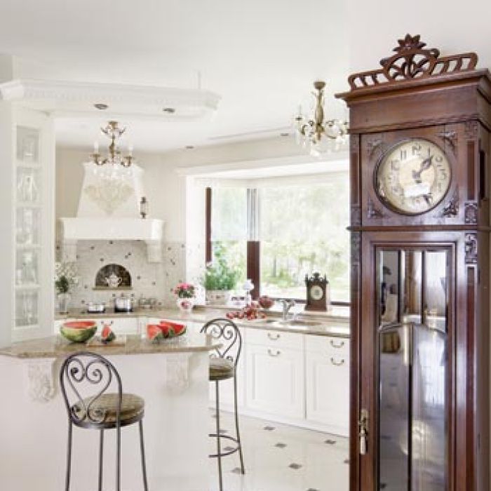 stylowe wnętrze biała kuchnia stary zegar