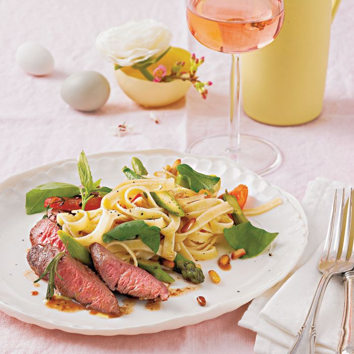 Polędwiczki jagnięce ze szparagami i tagliatelle