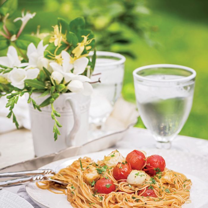 Makaron z pomidorkami cherry i przegrzebkami