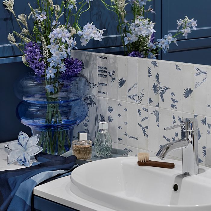 jakie meble wybrać do niebieskiej łazienki