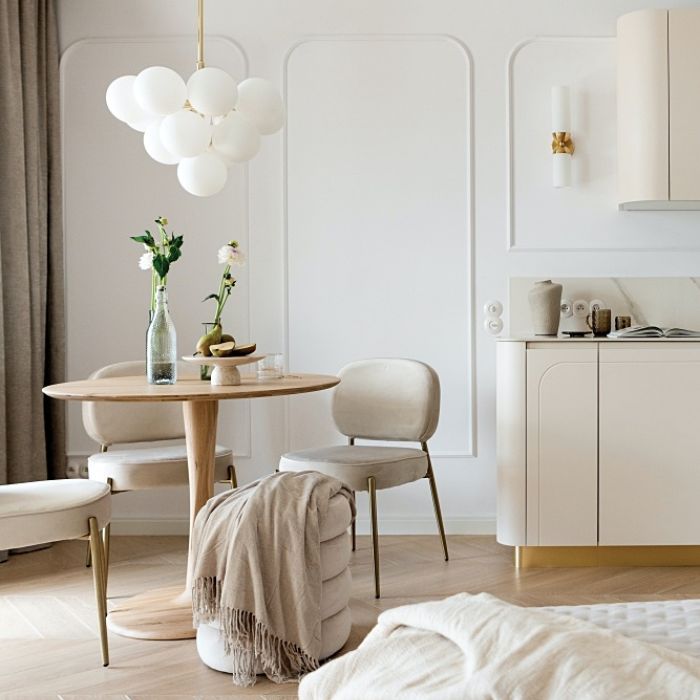 co na ścianę za stołem w kuchni