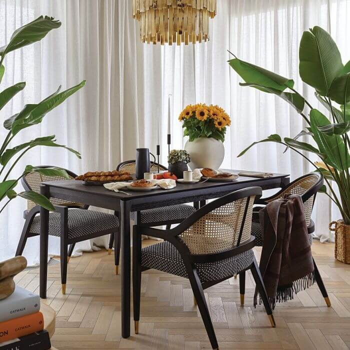 łuki rattan i ciemne drewno w przytulnym mieszkaniu