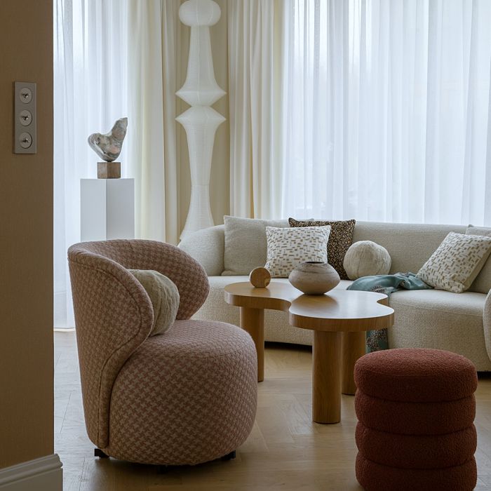 ciepłe i eleganckie wnętrza z ryflowanymi meblami