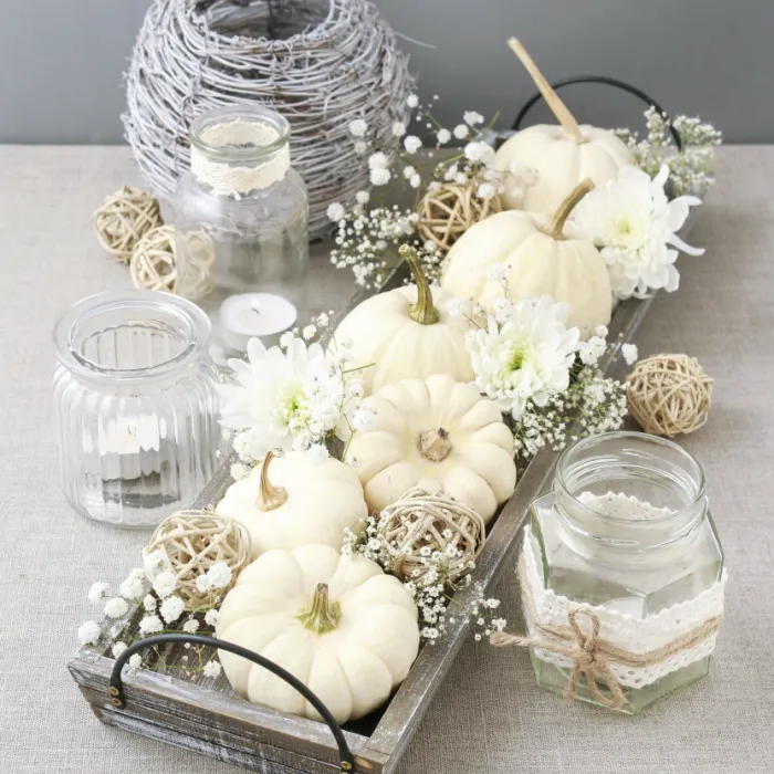 dekoracje halloween z białą dynią