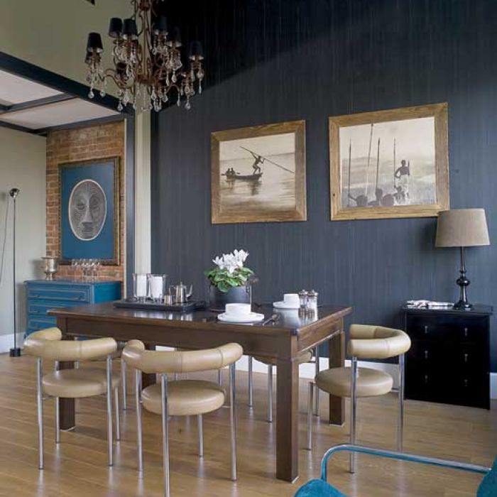 Jak powiesić kilka obrazów na ścianie? Powieś np. dwie grafiki obok siebie albo całe rzędy w równych liniach.