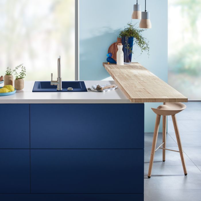 Jaki kolor ścian, a jaki kolor mebli i dodatków? Wybierając kolor do wnętrz często pomijamy granatowy. A szkoda. Granatowy