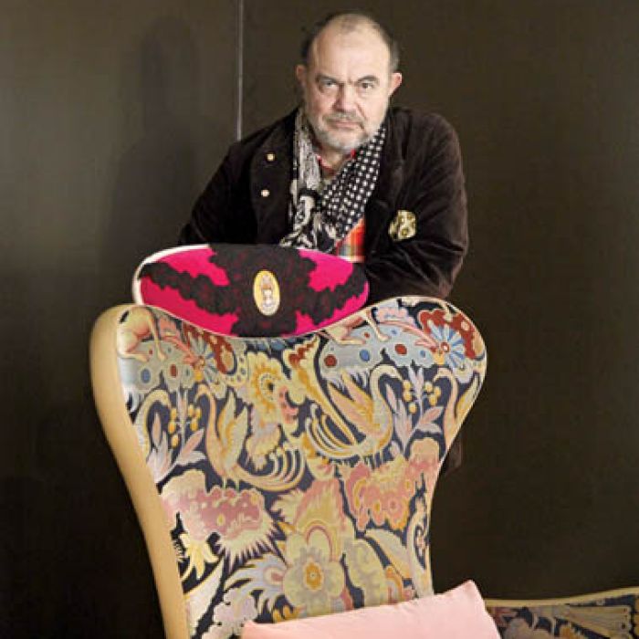 Kocha bogate tkaniny, frędzle, falbany.