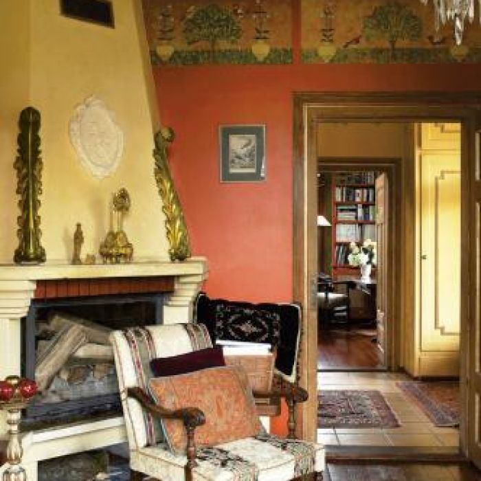 Kominek zdobią stare, polichromowane dekoracje. Sprawiają wrażenie, jakby zostały specjalnie zaprojektowane dla tego miejsca.